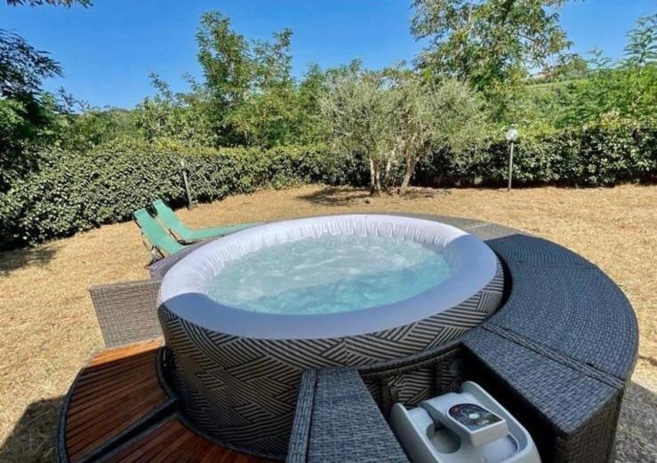 Rustico Jacuzzi & Wine La Collina Exterior foto